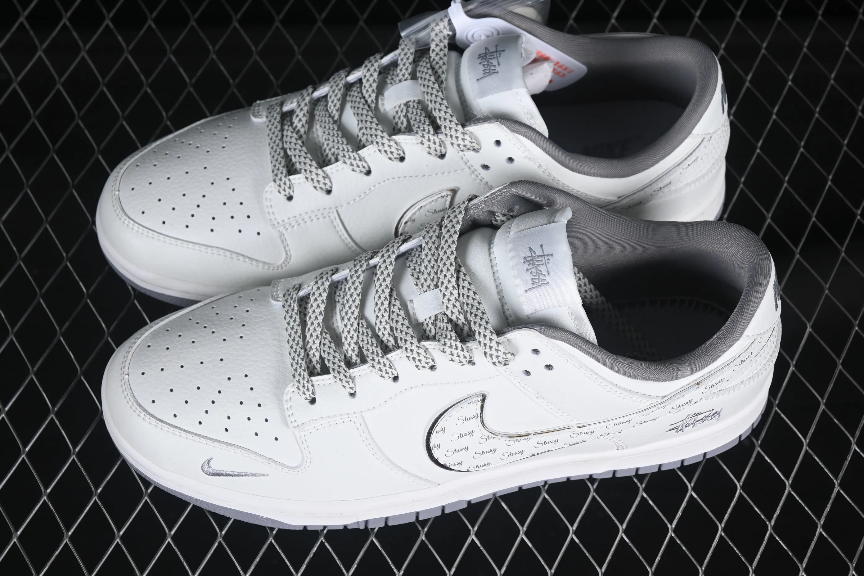 All Categories Nk SB Dunk Series Nk SB Dunk Low High-end Customized Low-top Shoes Nike SB Dunk Low Stussy Series Subtitle White Hook Anniversary High-end Customized Low-top Casual Shoes CS1688-103